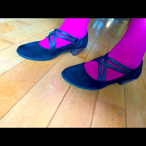 Low healed black sued shoes - Picture 7 of 10